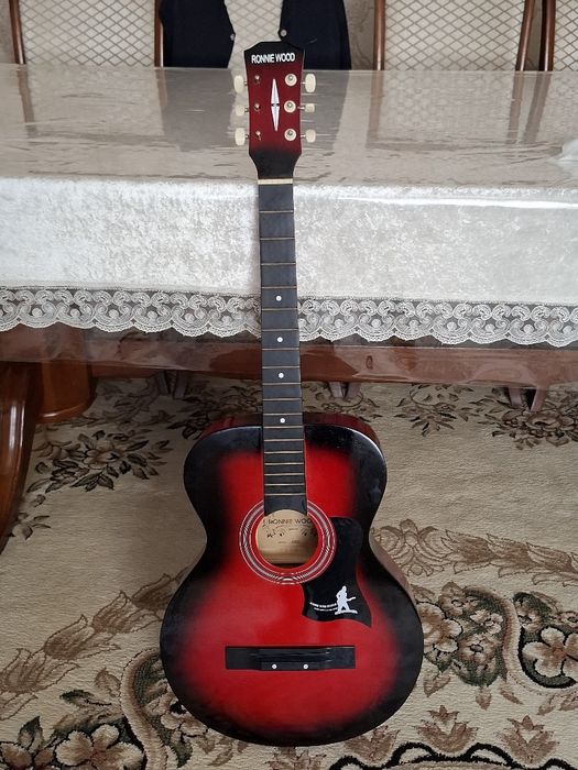 Гитара в очень хорошем состоянии,без струн.Использовали 2-3 раза.