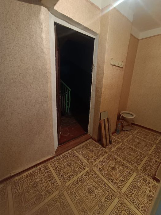 Срочно продаётся 1 ком в чирчике 3 мкн 3 этаж около пост гаи