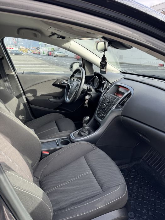 De vanzare Opel Astra J 2016/Schimb cu masina mai inalta sau offroad