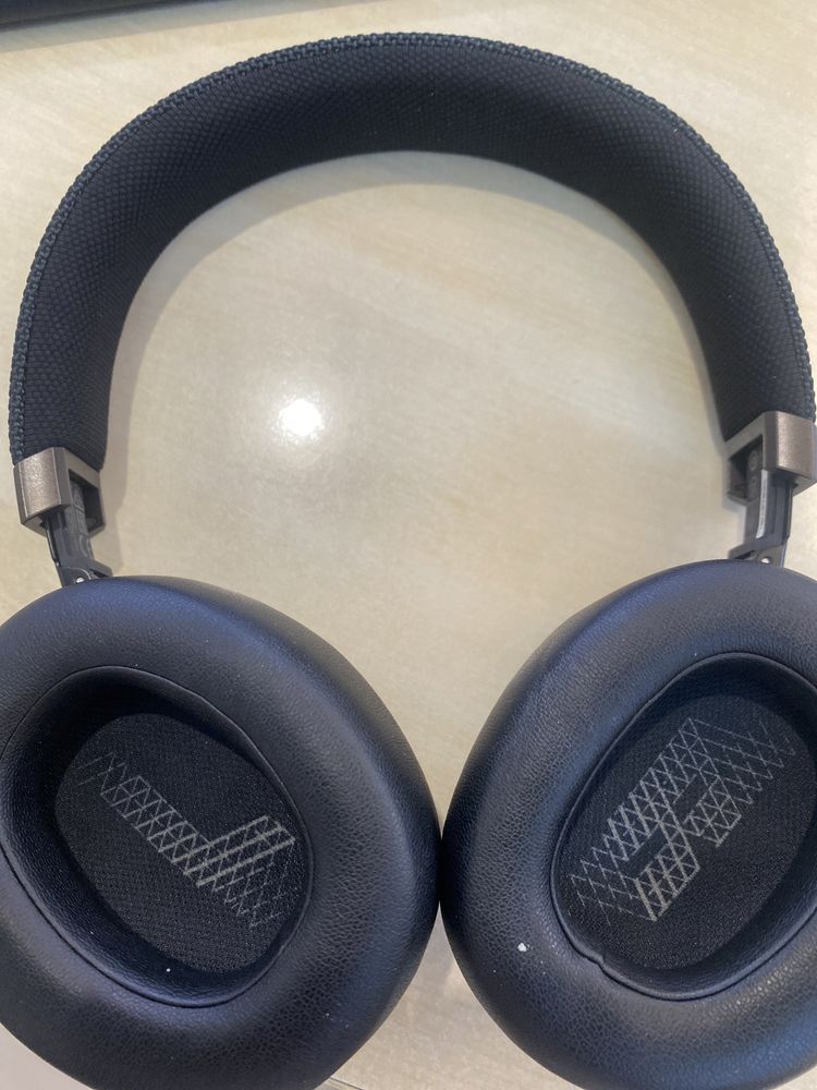 Vând casti bluetooth JBL650btnc