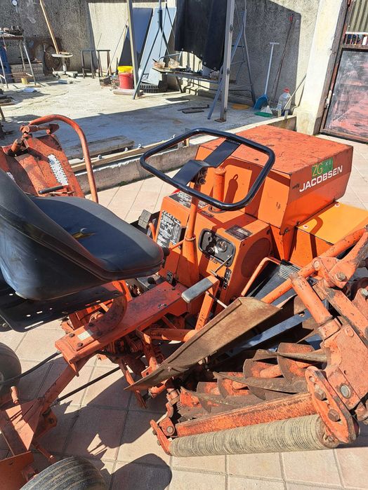 Tractor  pentru tuns iarba / gazon .