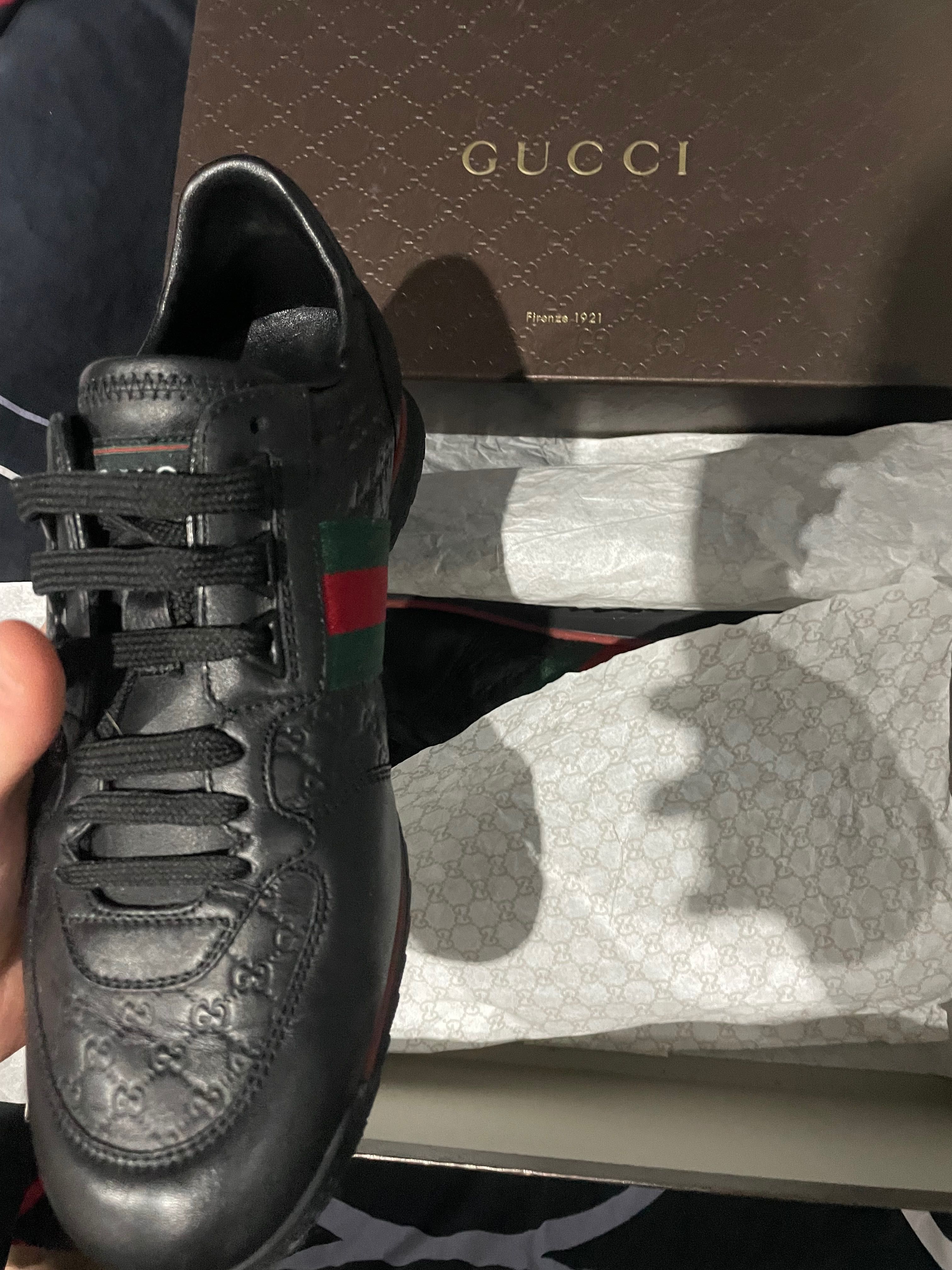 Обувки на Gucci.