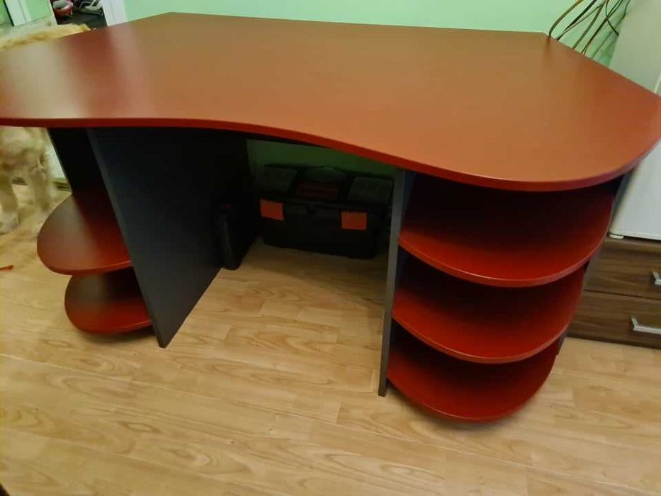 Продавам бюро правено по поръчка