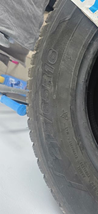 Продаю шипованую резину новую