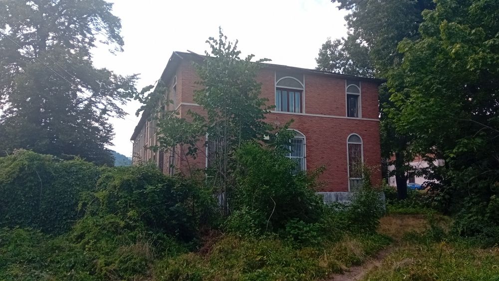 Vând cladire 40 camere