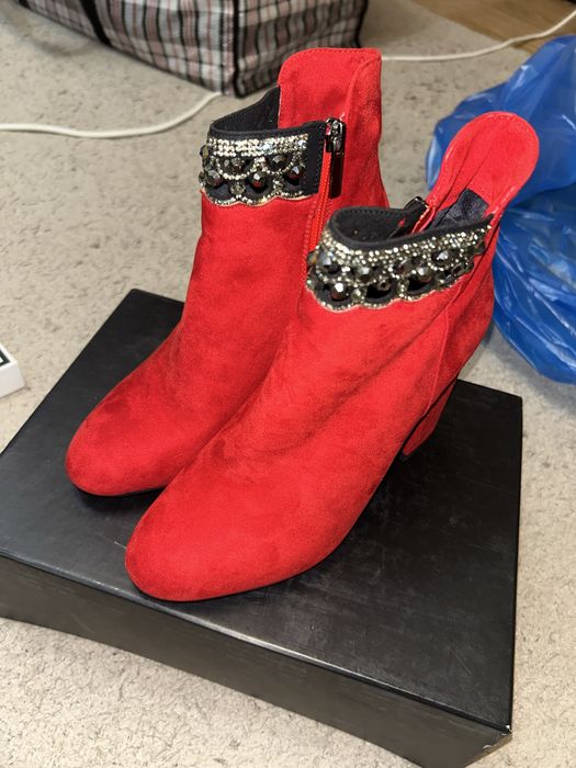 продается красные туфли в национальном стиле