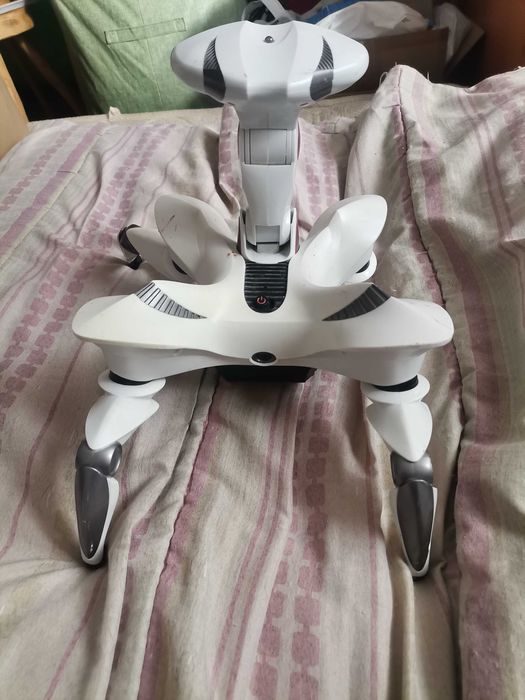 Robot WowWee Roboquad perfect funcțional