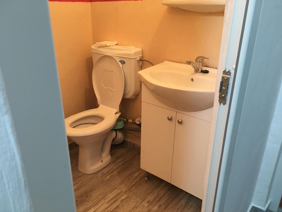 Inchiriez apartament trei camere et 3 zona cinema Barlad linga Fix