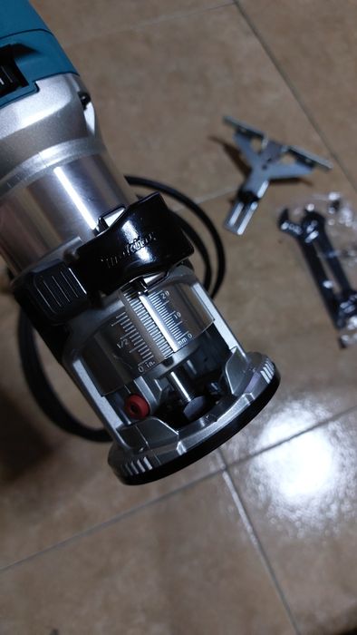 Masina de frezat si taiat Makita RT0702C
