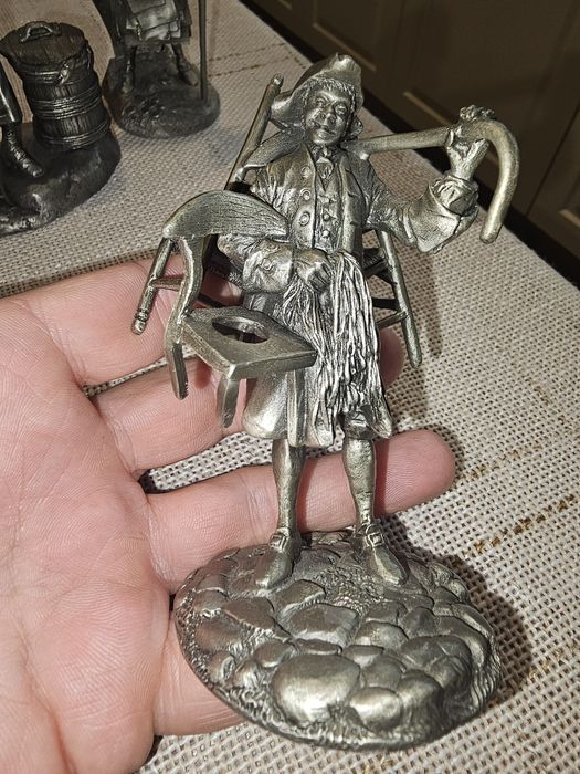 Statui metalice vechi.