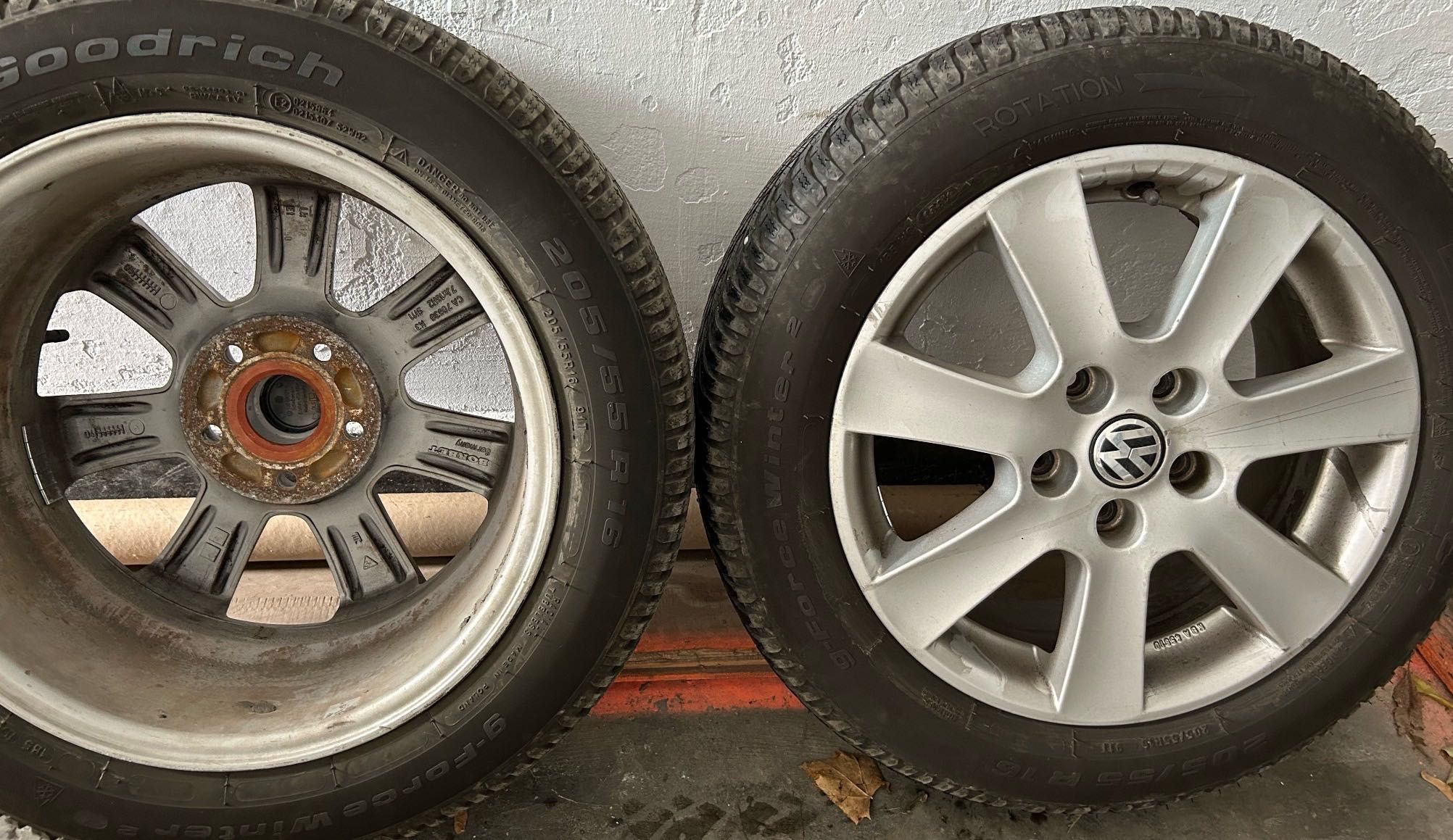 Продавам зимни гуми BFGOODRICH 205/55/16 с алуминиеви джанти за VW