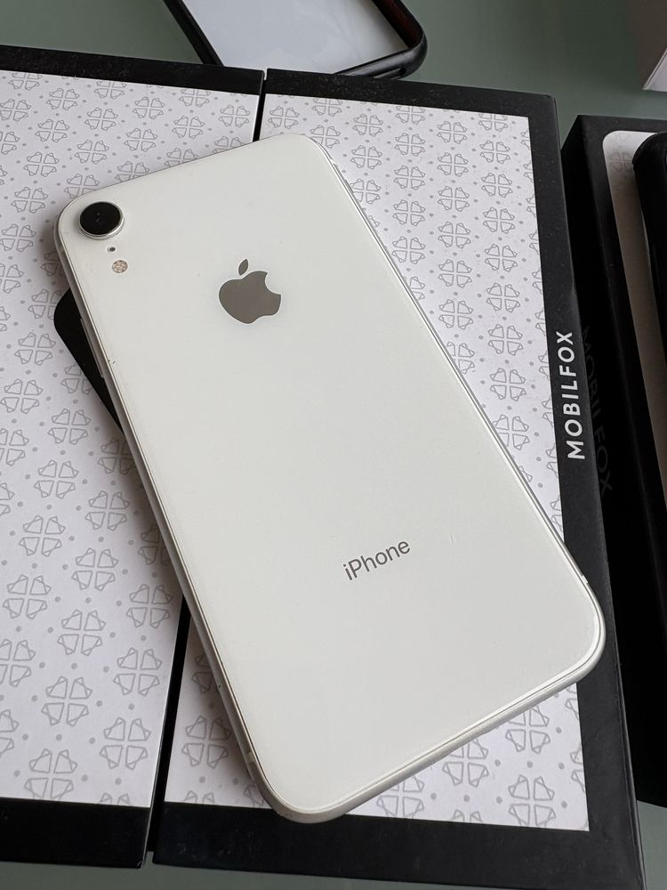 Телефон Iphone XR бял + 3 кейса и стъклен протектор
