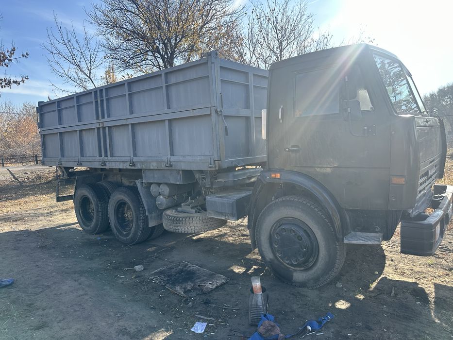 КАМАЗ с трехсоным прицепом