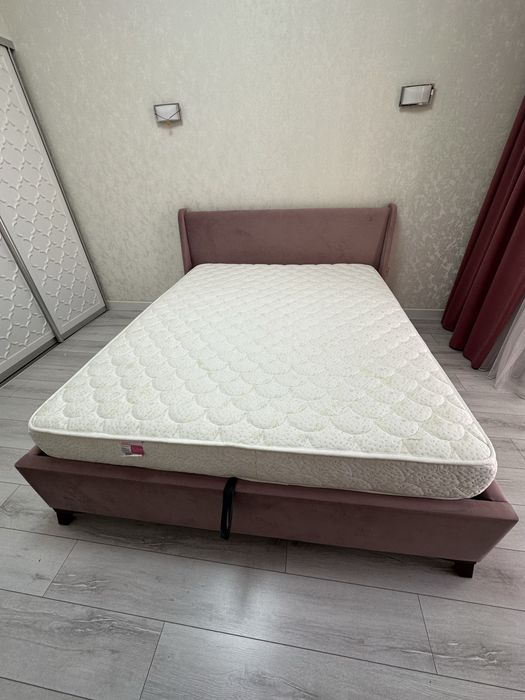 Продам двуспальный кровать с матрасом