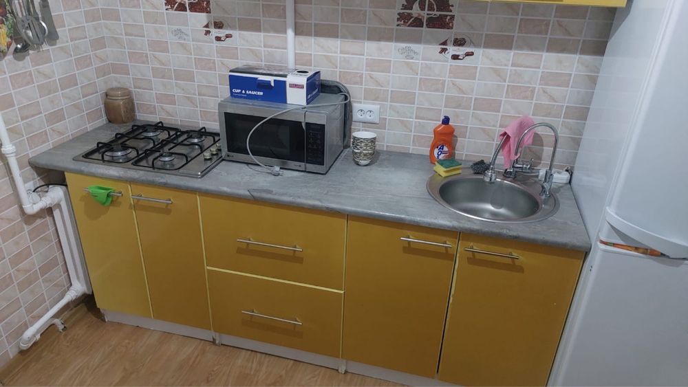 Продам б/у кухонный гарнитур и комод срочно!