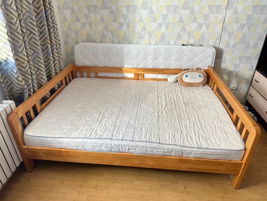 Деревянная кровать с качественным и удобным матрасом 145/200