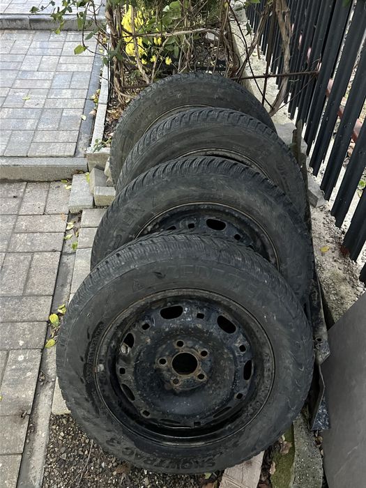 Vand cauciucuri de iarna cu tot cu jante 185/60/14