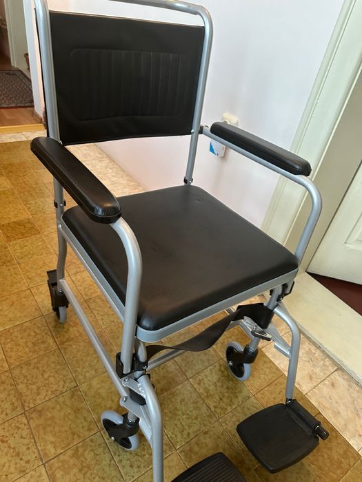 Scaun de toaletă din aluminiu cu 4 rotii și frânã(medicinal).