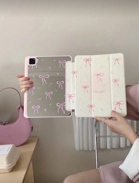 Husă iPad 11 2025 alba cu fundițe roz