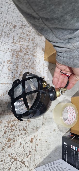 Proiector far tractor utilaje agricole pret 115 lei bucata se poate tr