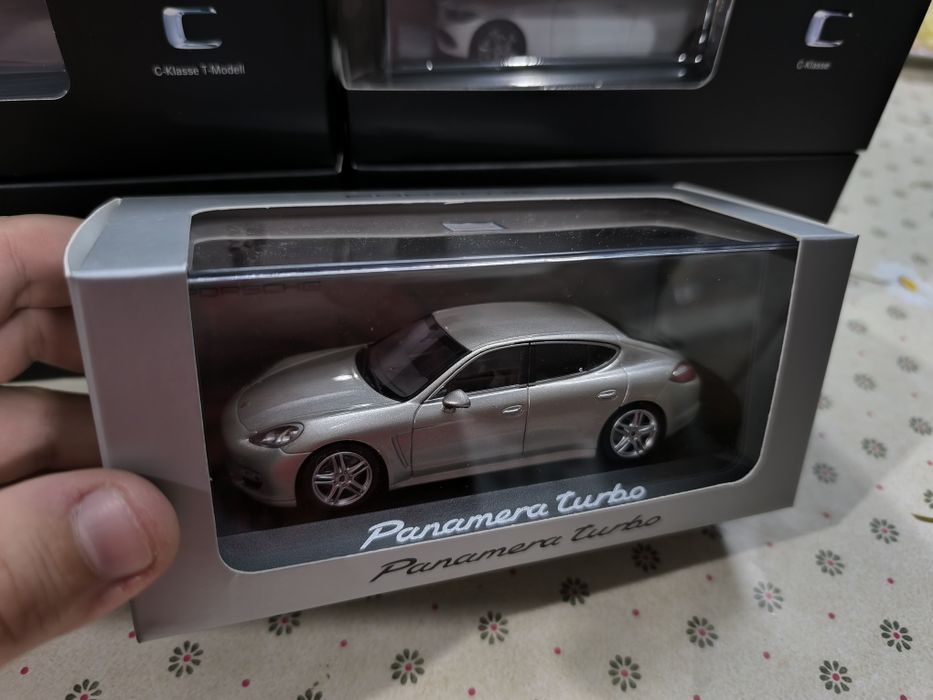 Porsche Panamera turbo 1:43 Minichamps
