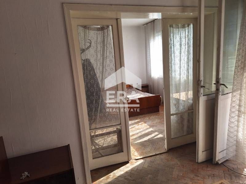 Продава се тристаен апартамент в кв. Училищни, Хасково!