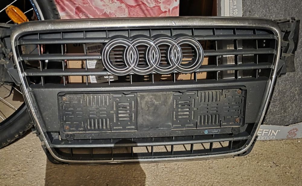 Vând grila  fata Audi a4