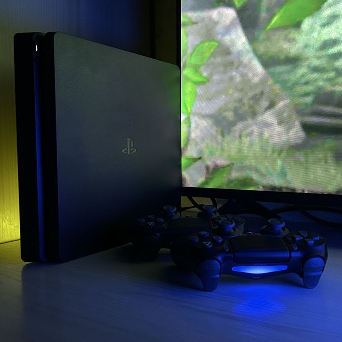 PlayStation 4 — отличное состояние, почти не использовалась!