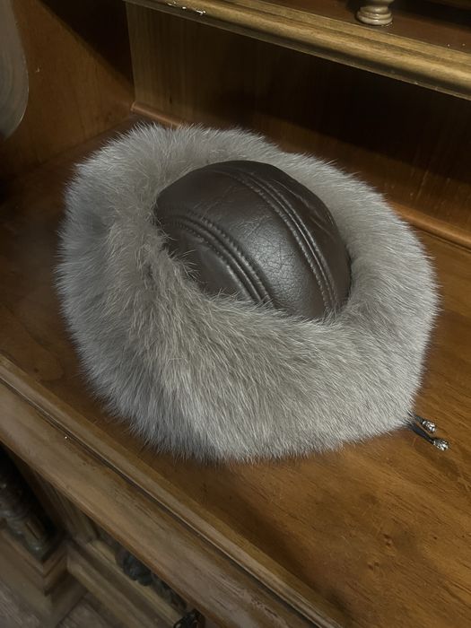 Vand caciula din blana de vulpe si piele de miel