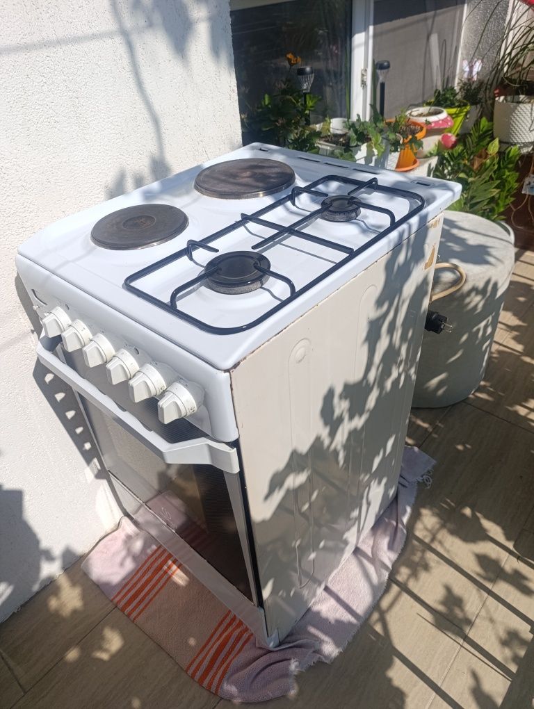 Комбинирана Готварска печка Indesit