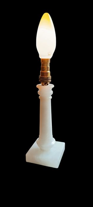 Мраморна настолна лампа