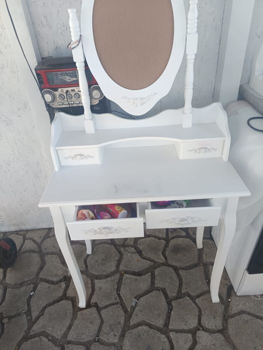 Măsuță de machiaj cu scaun inclus in stare foarte buna