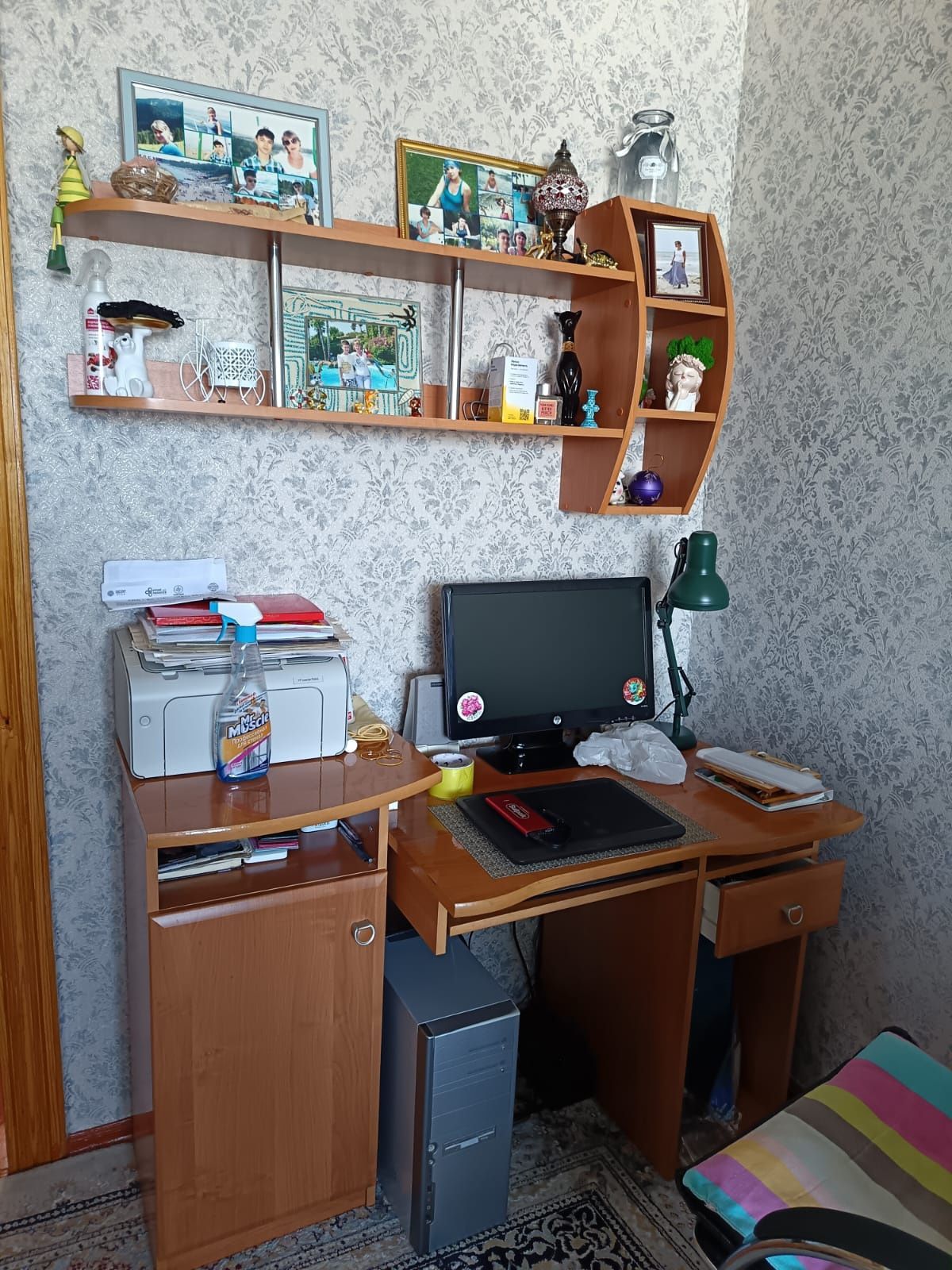 Продам компьютерный стол и настенную полку