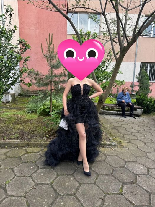 Бална рокля в черно с пера и ръчно пришити орнаменти