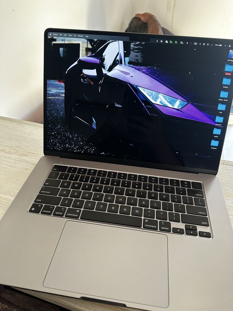 MacBook Air M2 15 Uzoq batareya, katta ekran, a’lo holatda