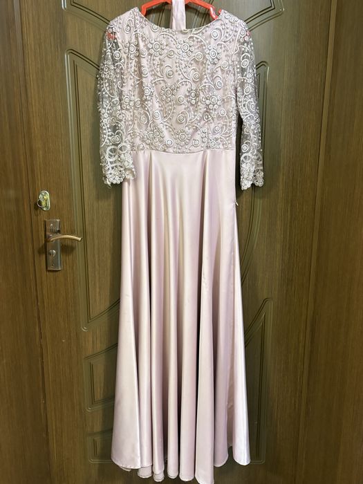 Платья б/у, недорого.