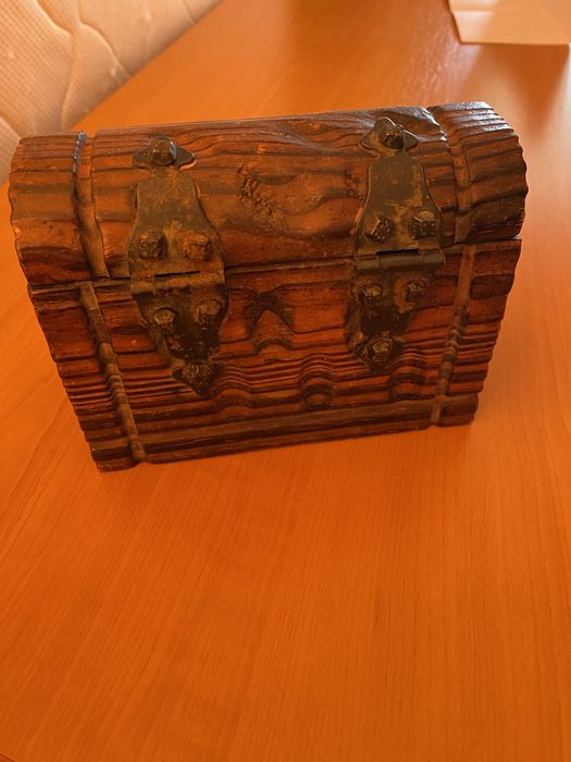 Cutie superba vintage din lemn sculptat pt bijuterii