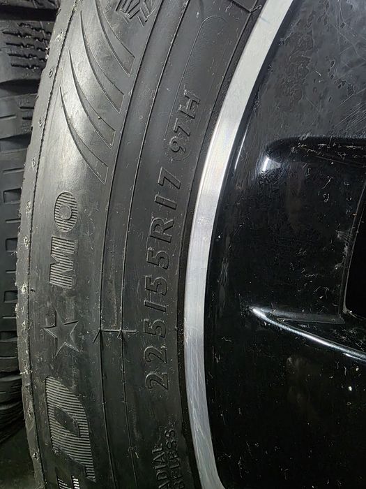 De vânzare un set de jante complete cu anvelope de iarnă plus senzor