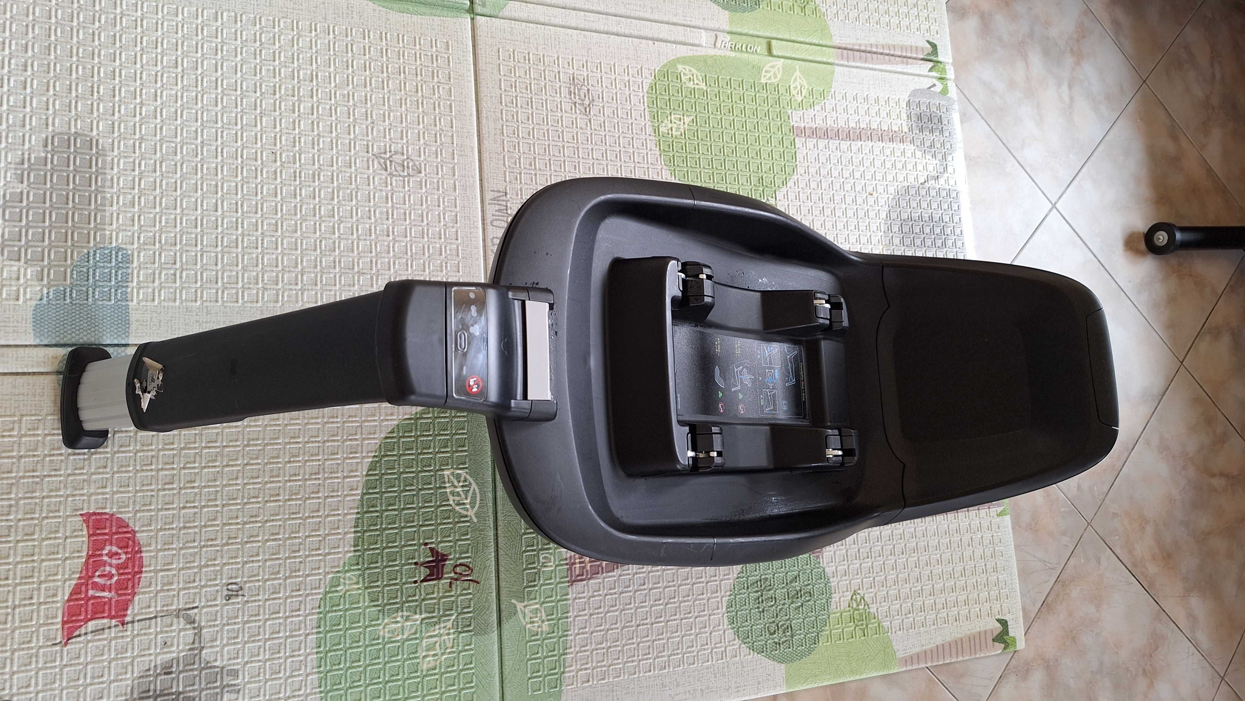 Maxi Cosi Pebble plus; Isofix Familyfix one столче за кола