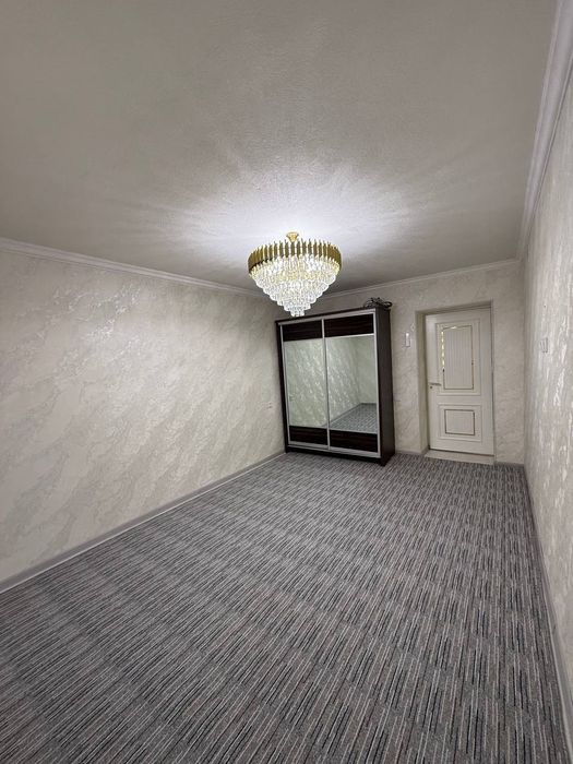 Xalqlar doʻstligi metrosi yonida