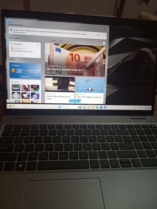 Laptop Dell nou , deschis de câteva ori,  Windows 11 instalat