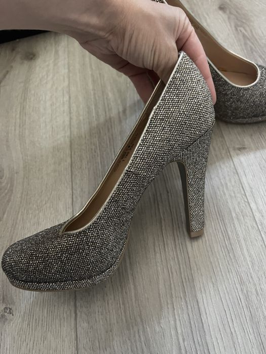 Обувки златни 37номер