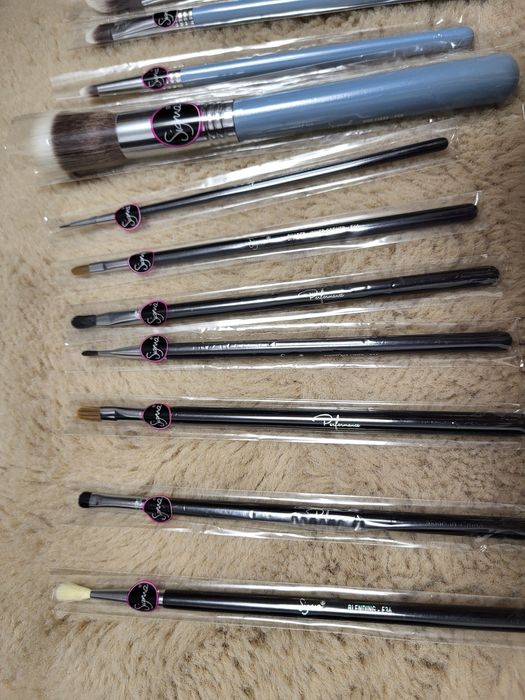 Set 19 pensule make up profesionale Sigma + cutie | Noi | Nefolosite