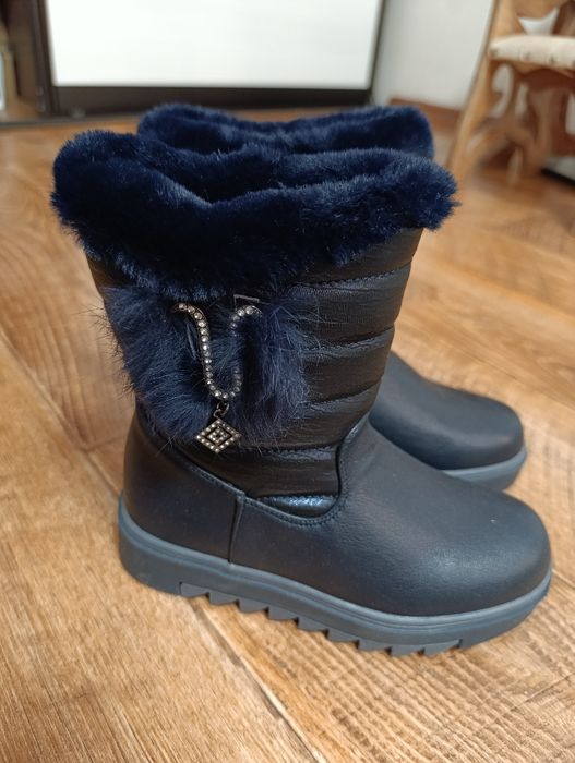 Продам новые зимние сапоги.