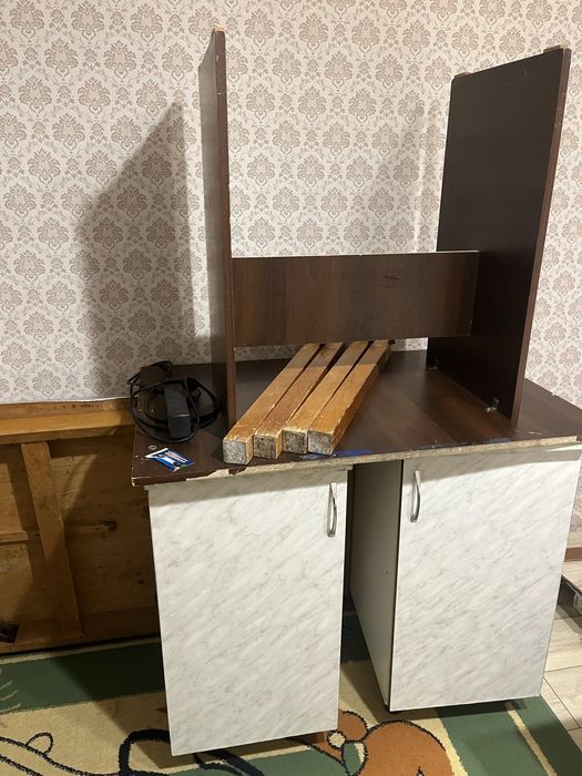 Отдам даром стол , две тумбочки ,