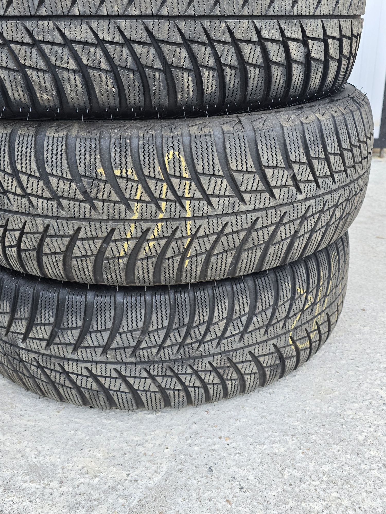 4 Броя 215/65/17 Bridgestone 2x7,2mm 2x5,6mm