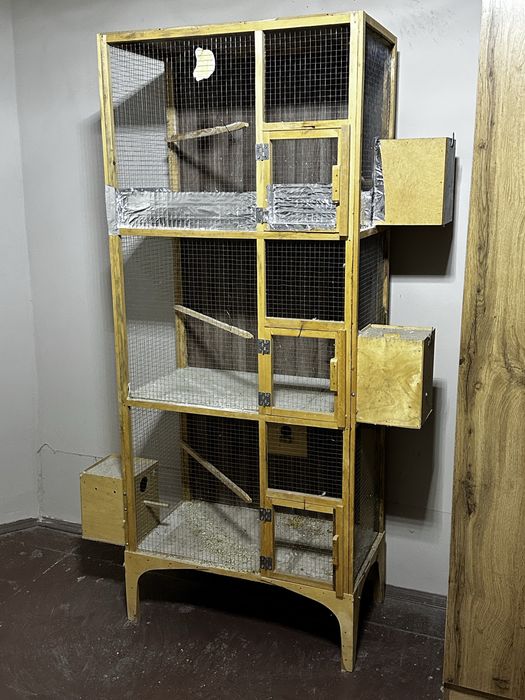 Qafas sotiladi uch etajlik