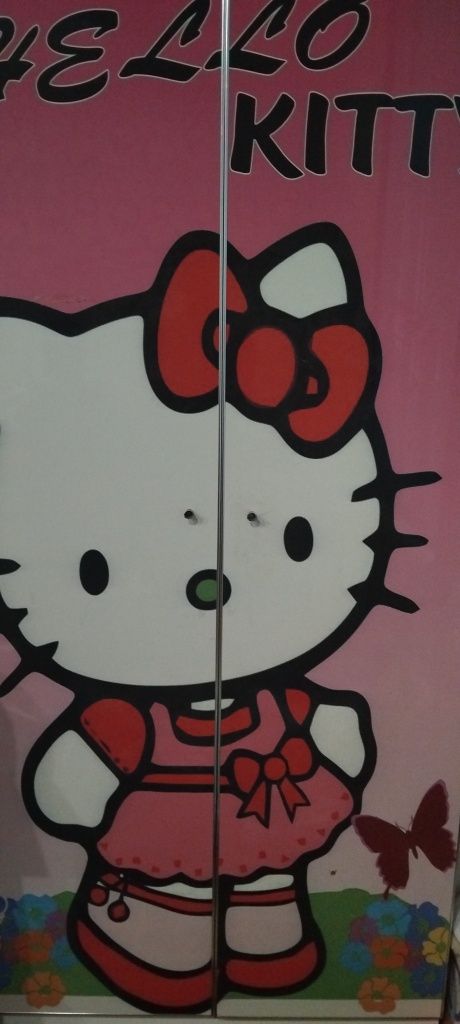 Шкаф и кровать с логотипом Hello Kitty