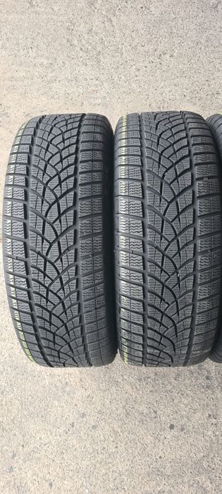 4 anvelope iarna Goodyear,fata 235/55/19,spate 255/50/19.Pret/bucata
