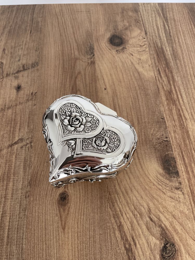 Cutie de bijuterii argintata, forma inima